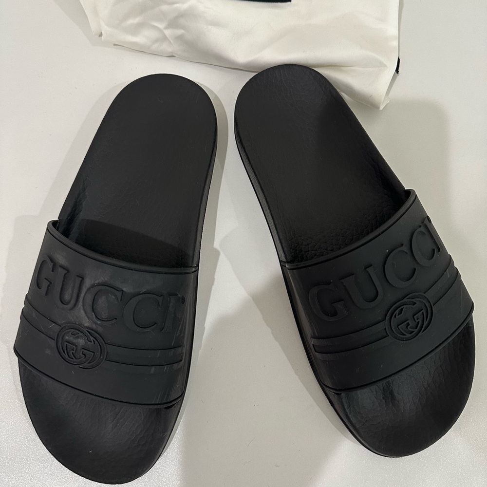 Gucci
Black Logo Detail Slides size 38